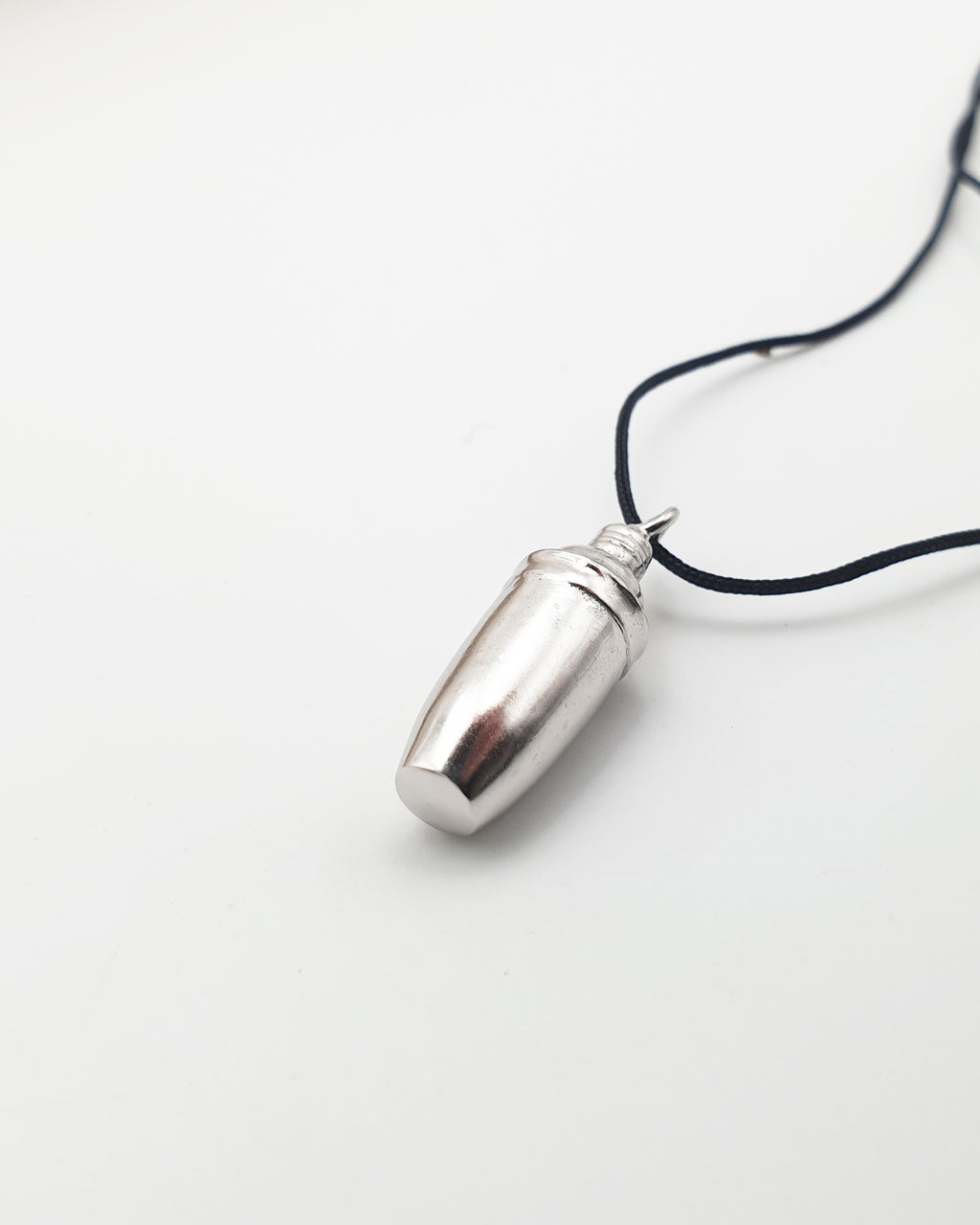 CLASSIC SHAKER NECKLACE